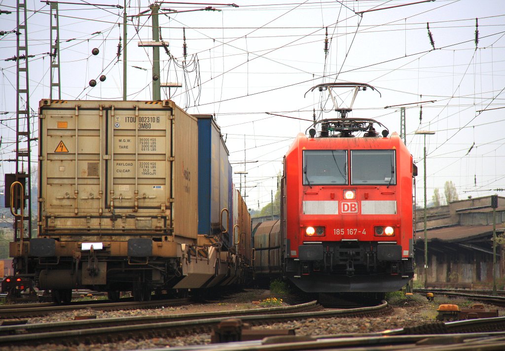 185 167-4 DB steht in Aachen-West mit einem Kohlenzug und wartet auf die Abfahrt in Richtung Kln am 28.4.2012.