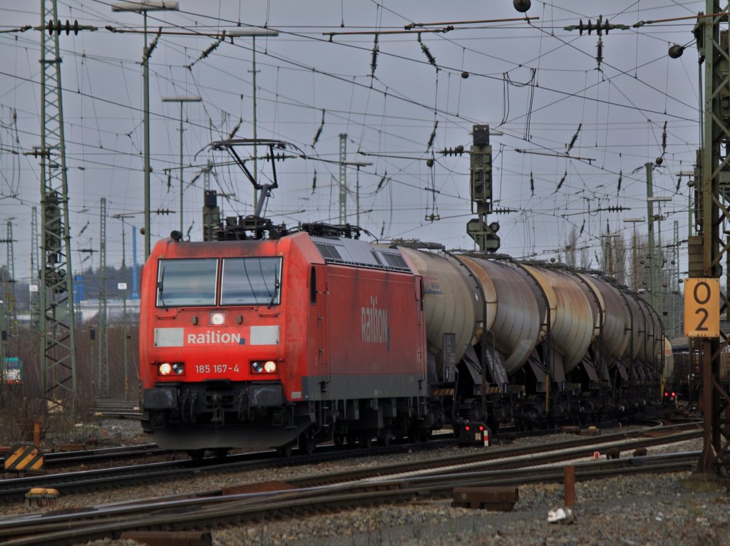185 167-4 mit einem Silozug am Haken am 13.01.2012 bei der Ausfahrt aus Aachen West.