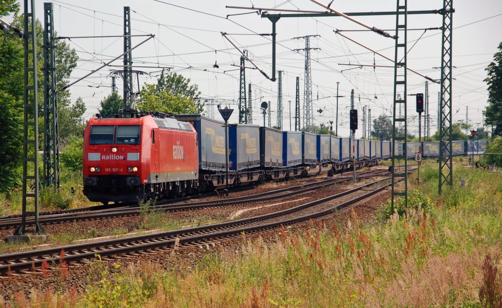185 167 zieht am 03.07.10 einen LKW-Walter in den Rbf Halle(S). Fotografiert vom Bahnsteig aus.