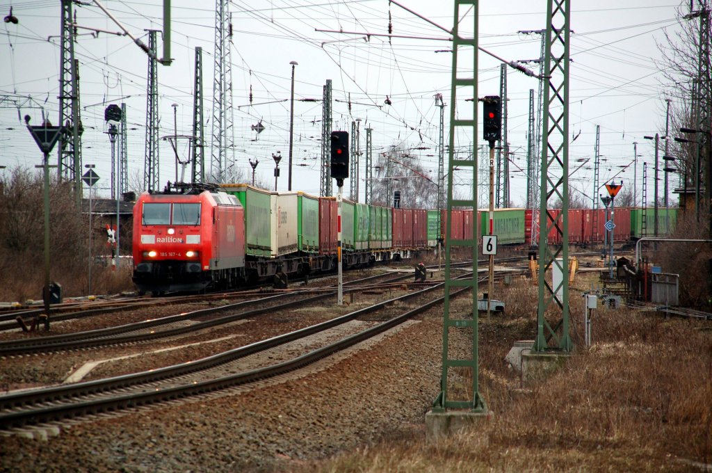 185 167 zieht am 14.03.10 einen Hangartner in den Rbf Halle(S). Fotografiert vom letzten Bahnsteig des Hbf. Gru zurck!!!