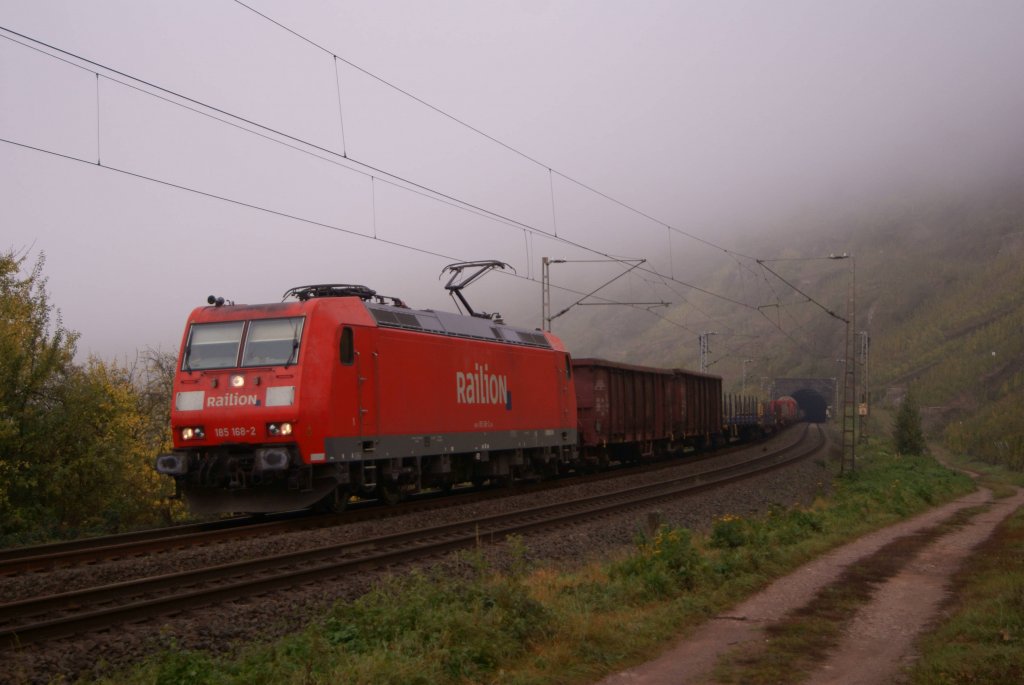 185 168-2 mit einem gemischten Gterzug in Neef am 23.10.2011