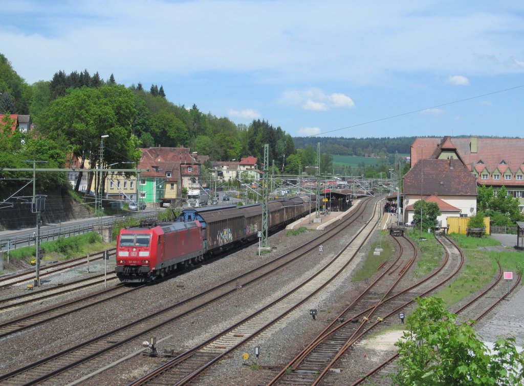 185 168-2 zieht am 14. Mai 2013 einen gemischten Gterzug durch den Bahnhof Kronach.