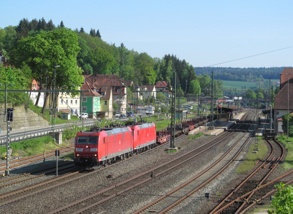 185 168-2 zieht am 16. Mai 2013 mit einer weiteren 185 einen leeren Flachwagenzug durch Kronach.