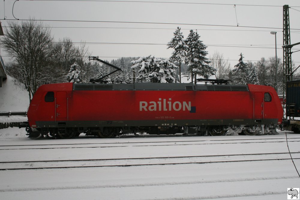 185 169-0 der Railion steht am 31. Januar 2010 mit einen Ganzzug der Spedition  LKW Walter  im Bahnhof Pressig-Rothenkirchen und wartet auf Streckenfreigabe.