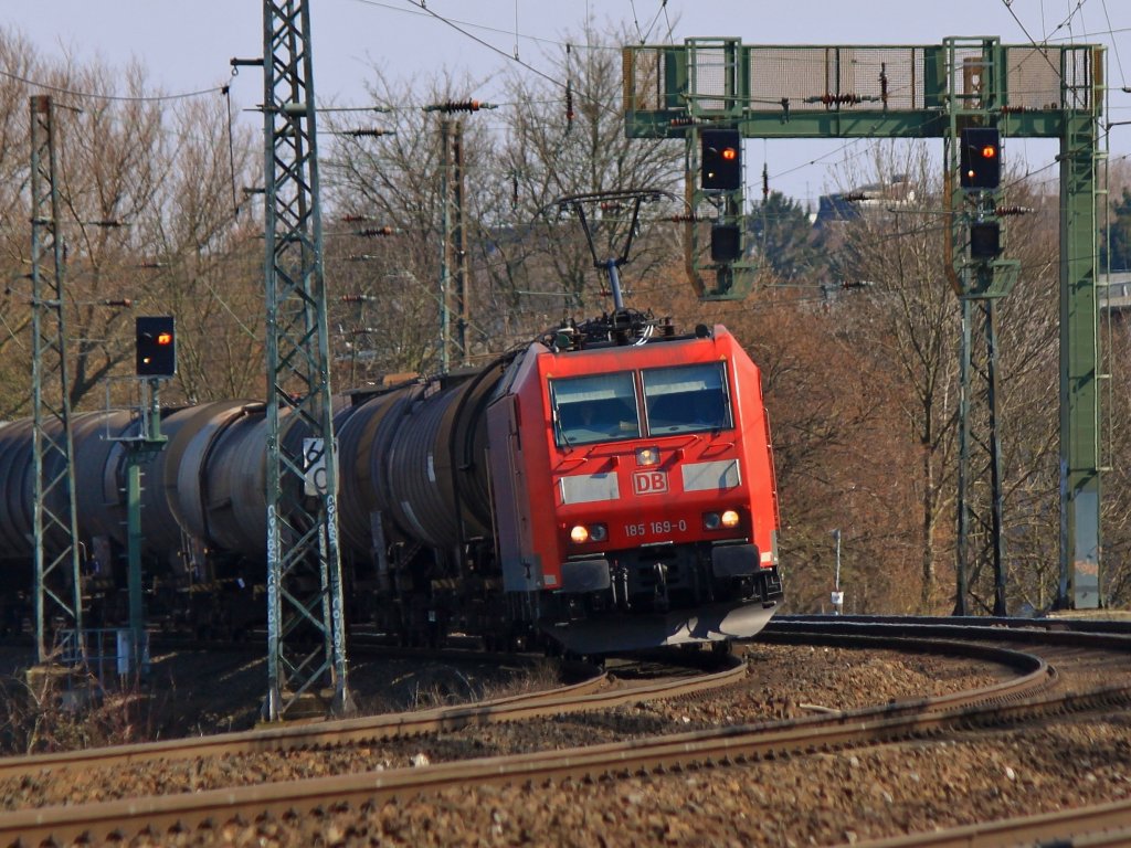 185 169-0 schleppt am 27.03.2013 auf der Kbs 480 aus Richtung Kln kommend einen Kesselzug durch den letzten Bogen vor dem Aachener Hbf nach Aachen West.