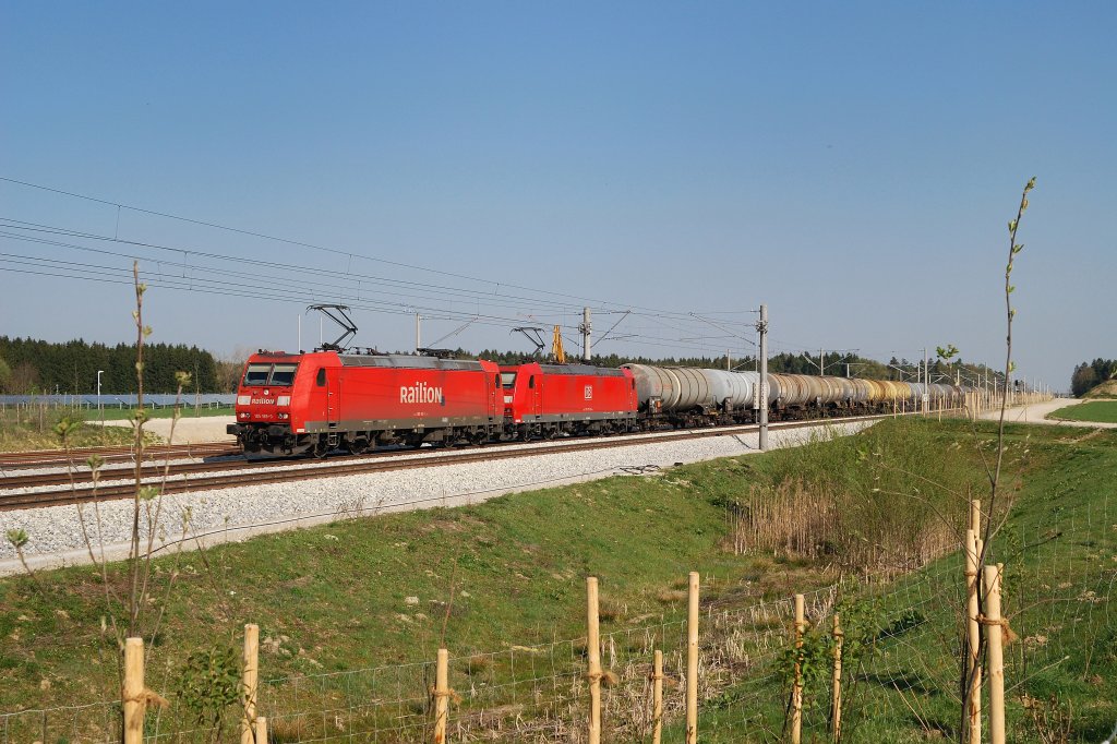 185 169 und 052 mit Kesselzug vor Althegnenberg (18.04.2011)