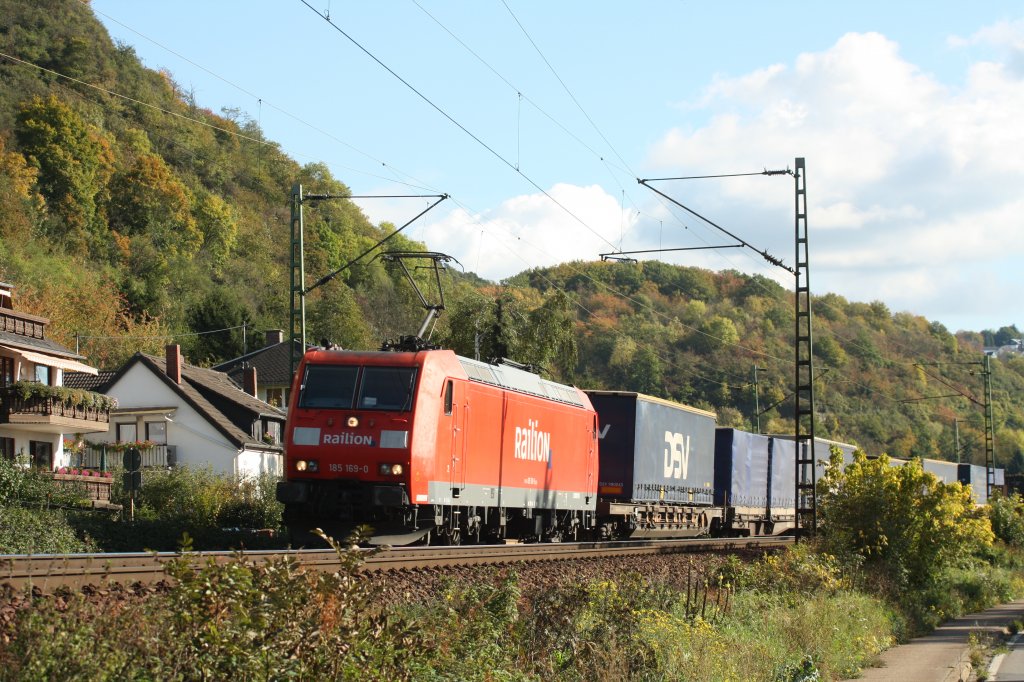 185 169 zieht ihren KLV durch Linz Kasbach an der B42 Richtung Erpel