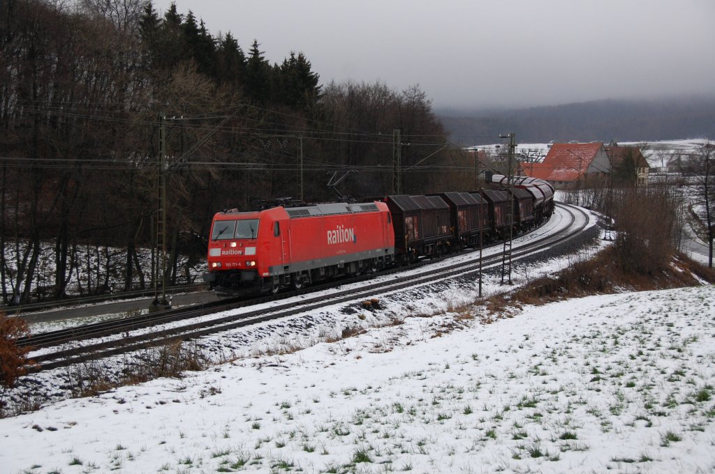 185 171-6 durchfhrt hier mit ihrem gemischten Gterzug die leicht eingezuckerte Landschaft bei Grevenhagen, 17.12.2011.