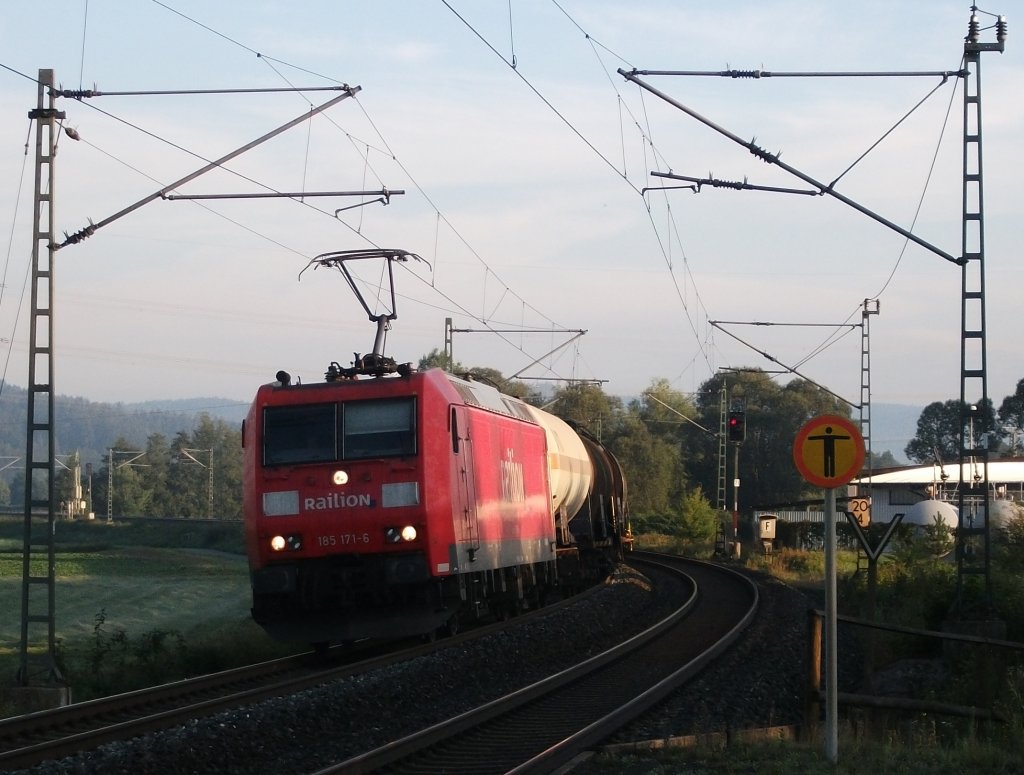 185 171 durchfhrt am frhen morgen des 17.August 2011 mit einem Mischer den Hp Gundelsdorf Richtung Kronach.