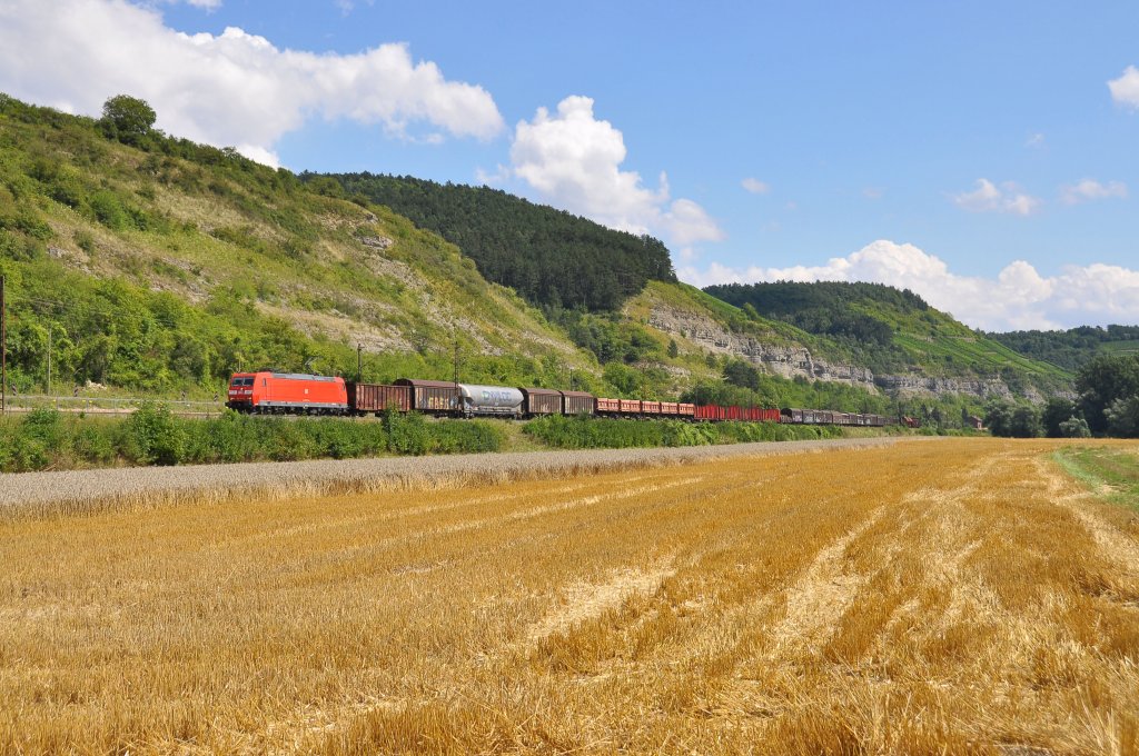 185 171 mit einem Mischer im Maintal bei Karlstadt am Main Richtung Norden.Diese Aufnahme entstand am 10.8.2013.