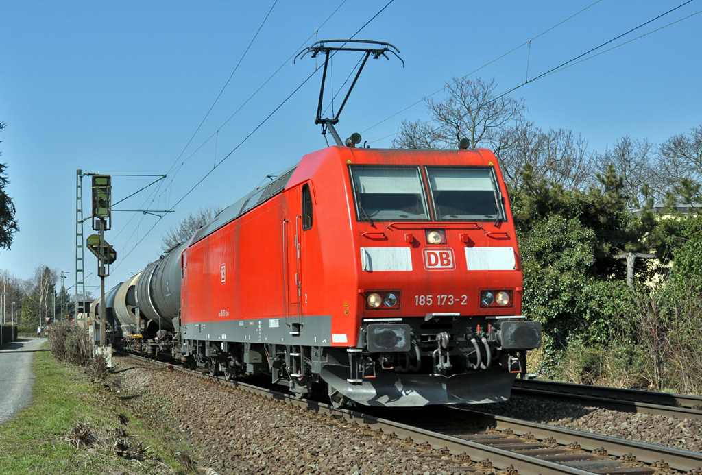 185 173-2 Tankzug durch Bonn-Beuel - 27.03.2013