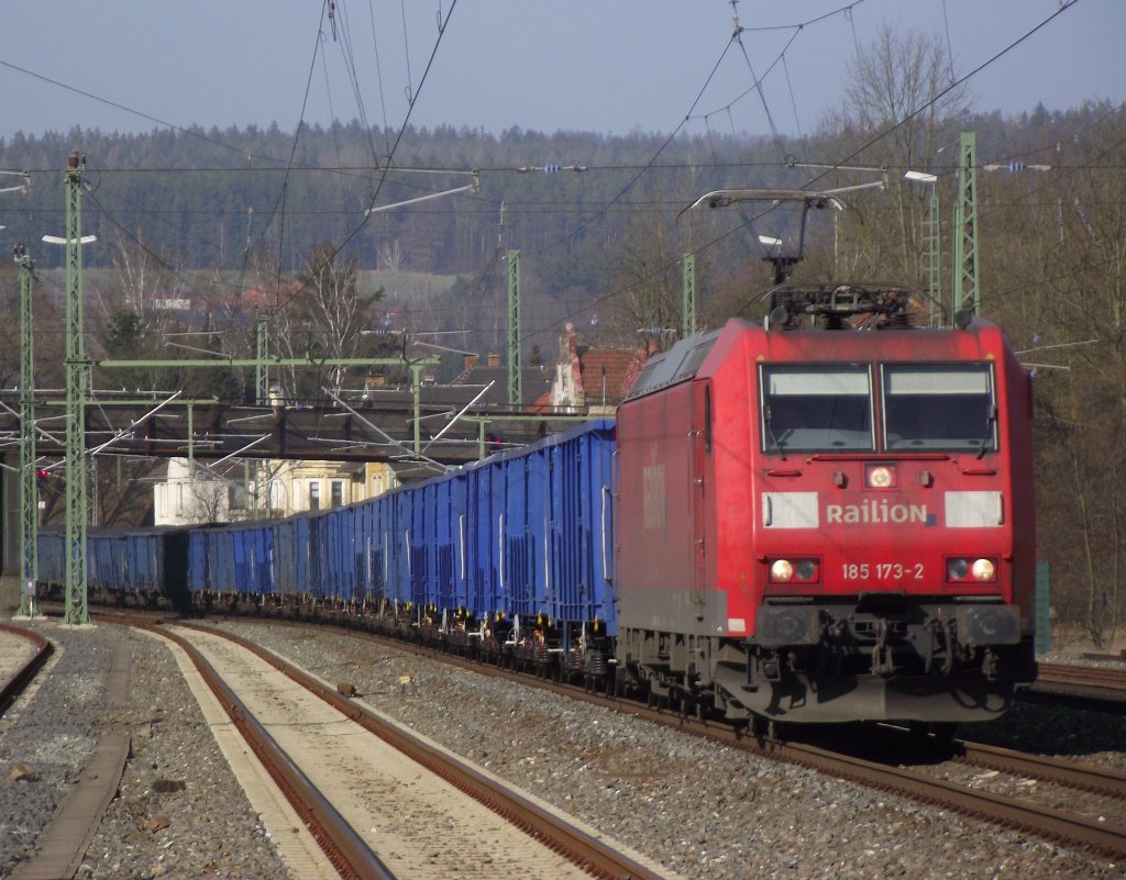 185 173-2 zieht am 16. Mrz 2012 einen Schrottzug der PKP durch Kronach.