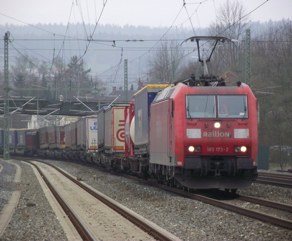 185 173-2 zieht am 5. April 2012 einen KLV durch Kronach.