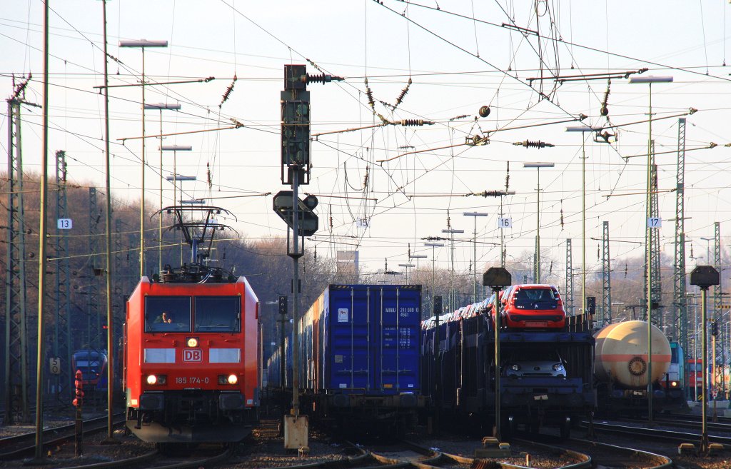 185 174-0 und 185 019-7 beide von der DB stehen in Aachen-West mit einem sehr langen lzug und warten auf die Abfahrt nach Basel(CH) ber Kln bei schnem Winterwetter am 13.1.2013.