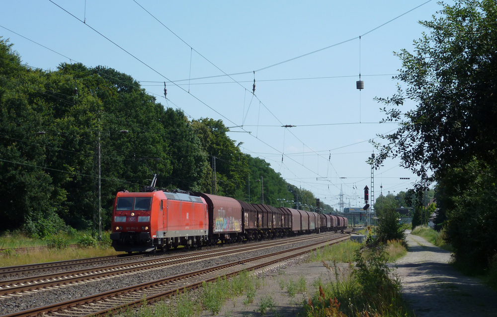 185 174-0 fuhr am 25.07.2012 mit einem Gterzug durch Langwedel.