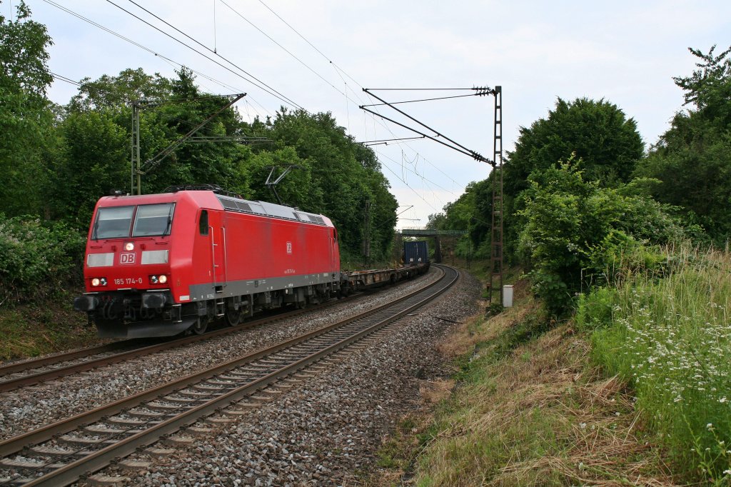 185 174-0 mit einem KLV-Zug am 25.06.13 bei der Durchfahrt der Schallstadter Sdkurve kurz vor dem gleichnamigen Haltepunkt gen Norden.
