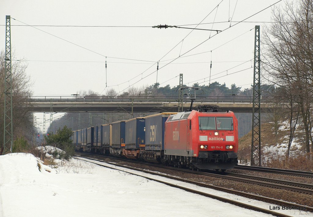185 174-0 poltert am 20.02.10 mit einen KLV-Zug aus Skandinavien durch Radbruch Richtung Hannover.