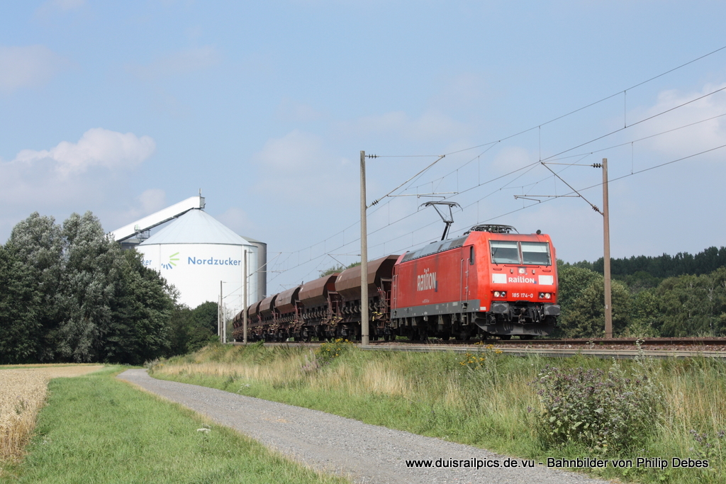 185 174-0 (Railion) fhrt am 2. August 2011 um 11:40 Uhr mit einem Gterzug durch Wierthe