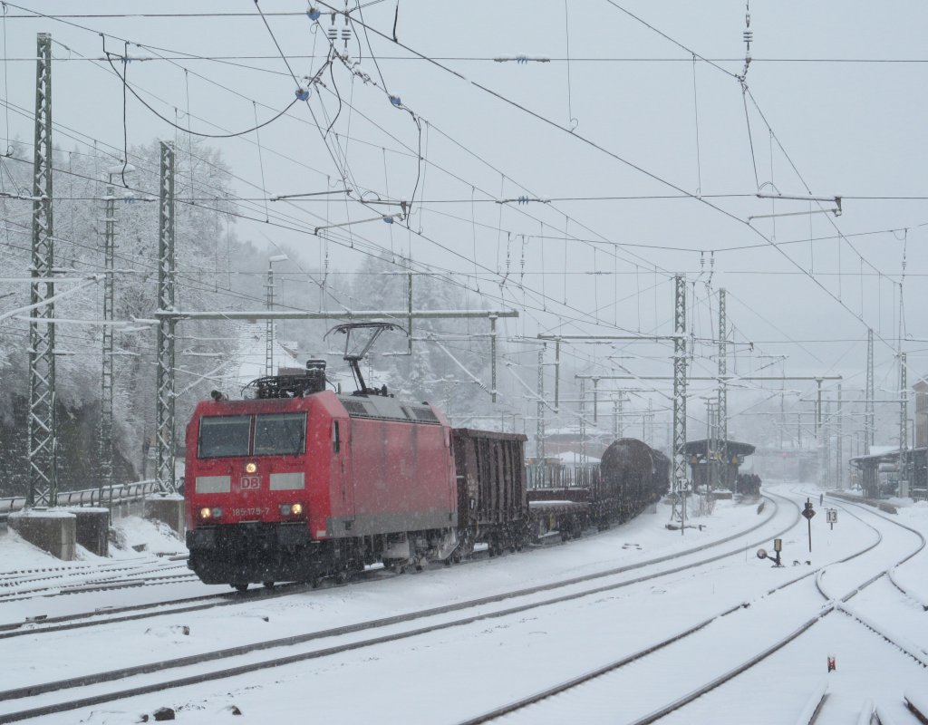 185 175-7 zieht am 06. Februar 2013 den EZ 51711 durch Kronach.
