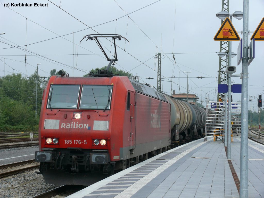 185 176-5 mit einem Kesselwagenzug bei der Durchfahrt in Rosenheim, 14.08.2010