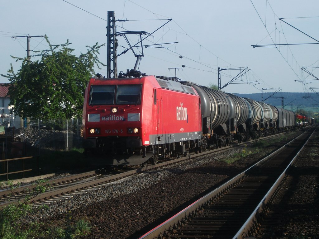 185 176 zog am 23.04.11 einen gemischten G�terzug durch Himmelstadt Richtung Gem�nden.