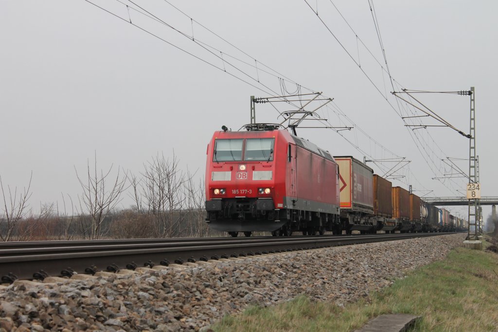 185 177-3 am 27.03.2013 mit einem KLV kurz vor Mllheim (Baden).