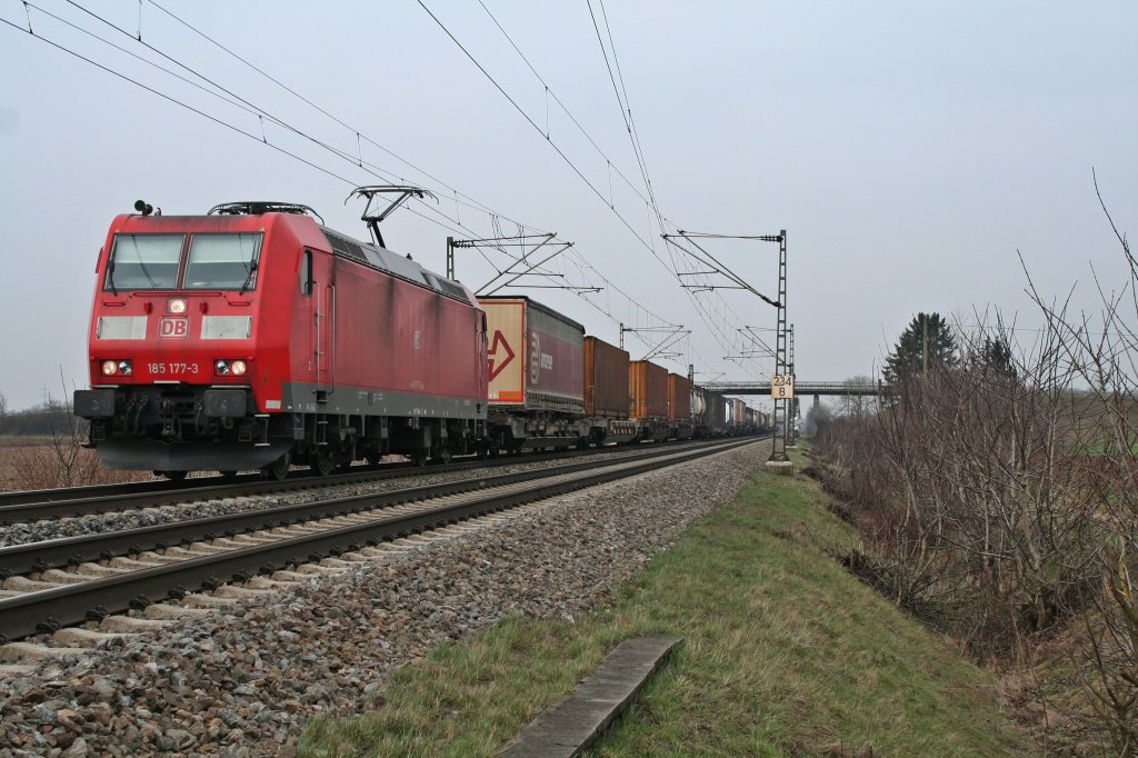 185 177-3 mit einem KLV am 27.03.13 bei Hgelheim.