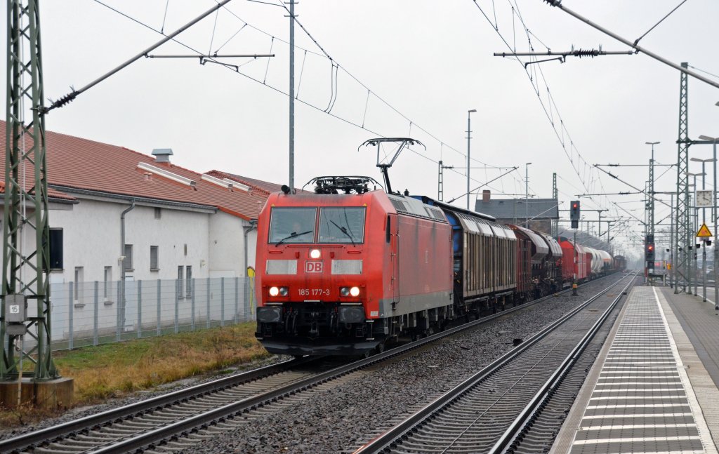 185 177 zog einen gemischten Güterzug am 18.12.12 durch Delitzsch Richtung Leipzig.