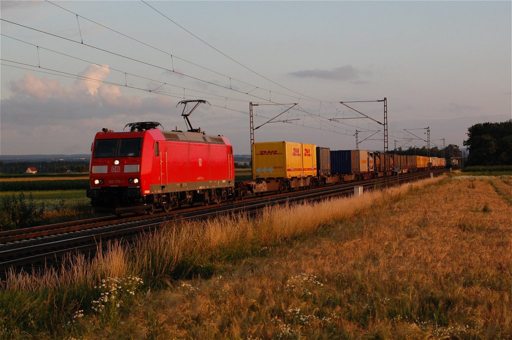 185 178-1 ist am Abend des 06.07.2012 im allerletzten Licht mit dem ehem.  Karstadt-Zug  (KT 50305 Unna - Mnchen-Riem) in den Feldern zwischen Salzkotten und Scharmede unterwegs.