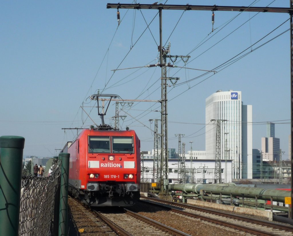 185 178-1 berquert mit TEC 40013 Taulov/DK - Gallarate/I auf der Camberger-Brcke das Frankfurter Gleisvorfeld. 09.03.10