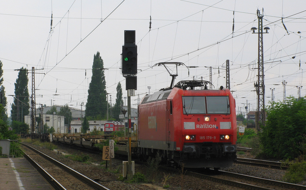 185 179-9 fhrt am 09.08. mit dem leeren PIC 41911 von Rostock Seehafen gen Wels (stereich) (LKW Walter).