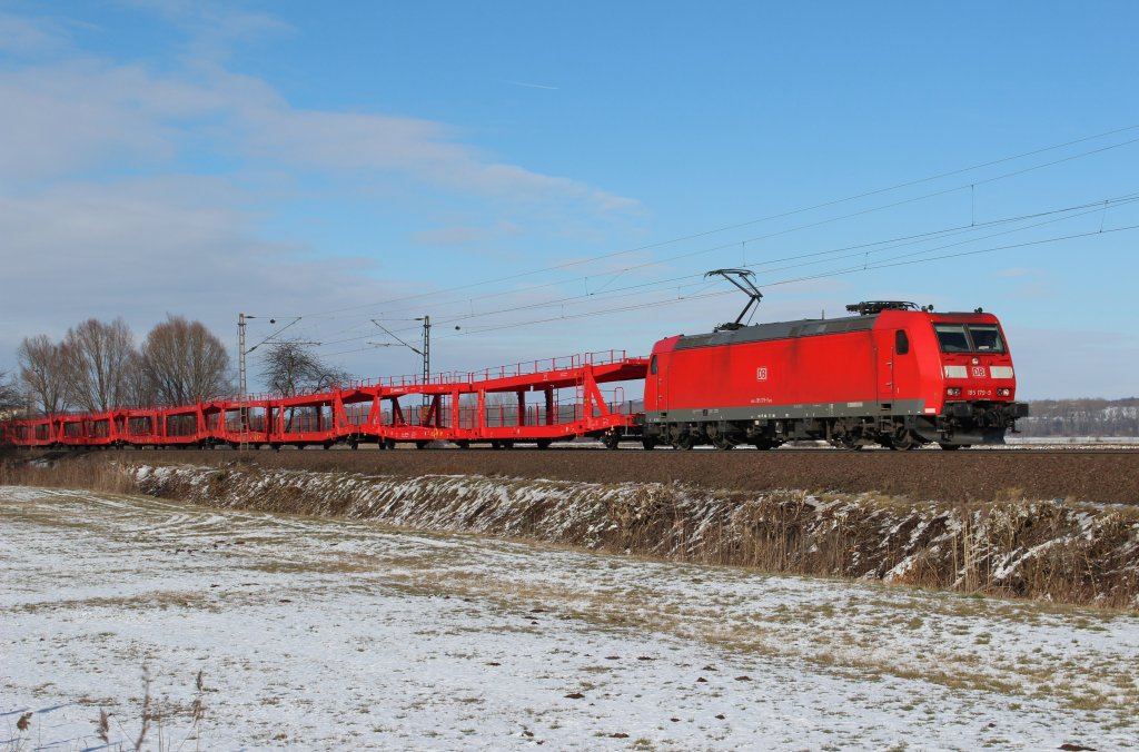 185 179 war im Mrz 2013 mit einem leeren Autozug sdlich von Elze auf dem Weg Richtung Sden.