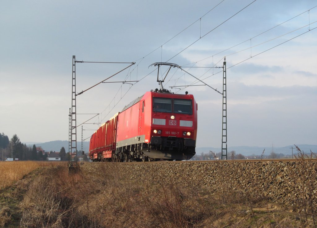 185 180-7 ist am 22. Mrz 2013 mit einem gemischten Gterzug bei Kronach in Richtung Sden unterwegs.