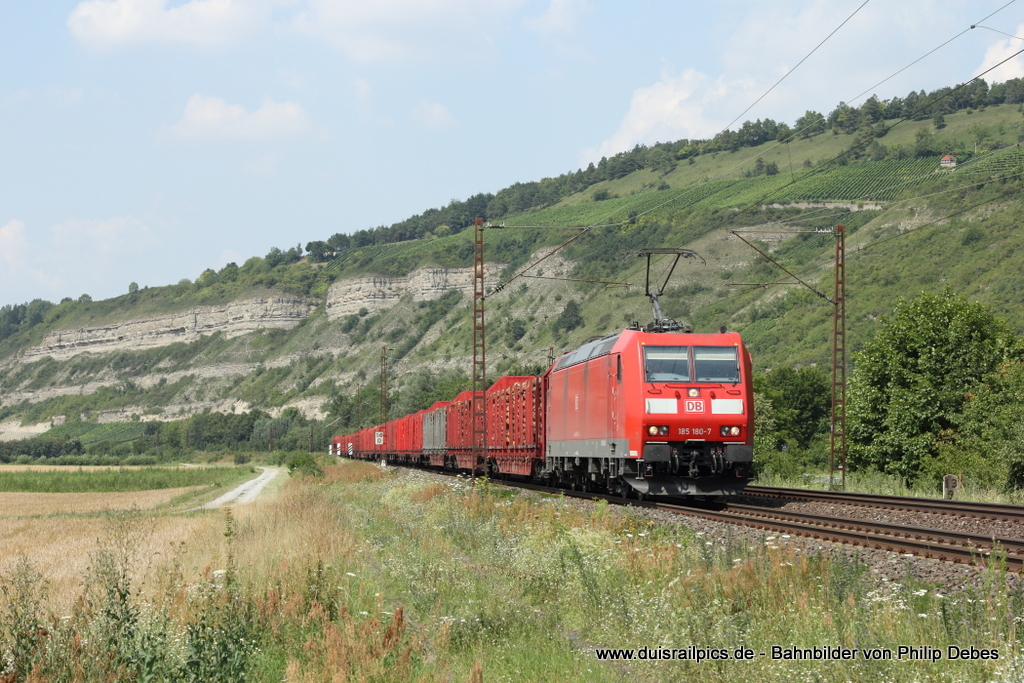 185 180-7 (DB) fhrt am 25. Juli 2012 um 14:53 Uhr mit einem Gterzug durch Thngersheim