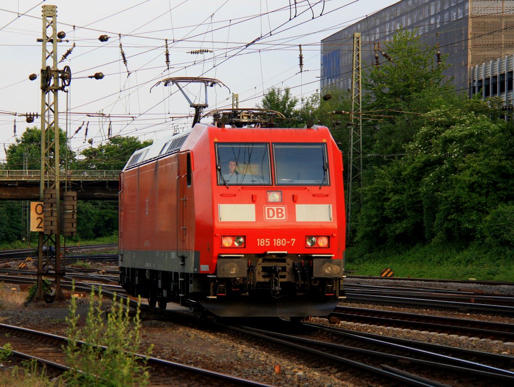 185 180-7 DB kommt von ihrer Schubhilfefahrt zum Gemmenicher-Tunnel zurck und fhrt in Aachen-West ein in der Abendsonne am 5.6.2012.