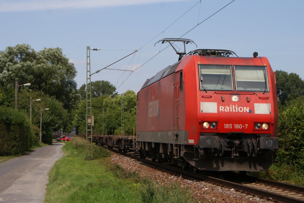 185 180-7 mit einem Containerzug bei der Durchfahrt durch Karlsruhe-Rintheim am 10.08.10