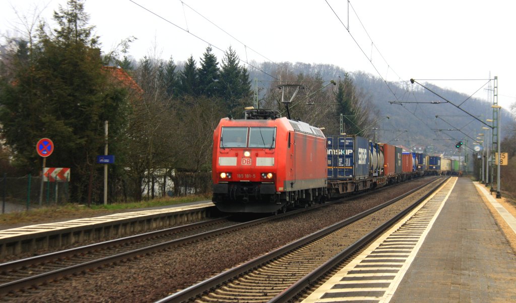 185 181-5 DB Kommt aus Richtung Koblenz mit einem langen Containerzug aus Sden nach Kln-Eifeltor und durch Leubsdorf am Rhein und fhrt in Richtung Kln auf der rechten Rheinstrecke (KBS 465) am Kalten 3.4.2013. 