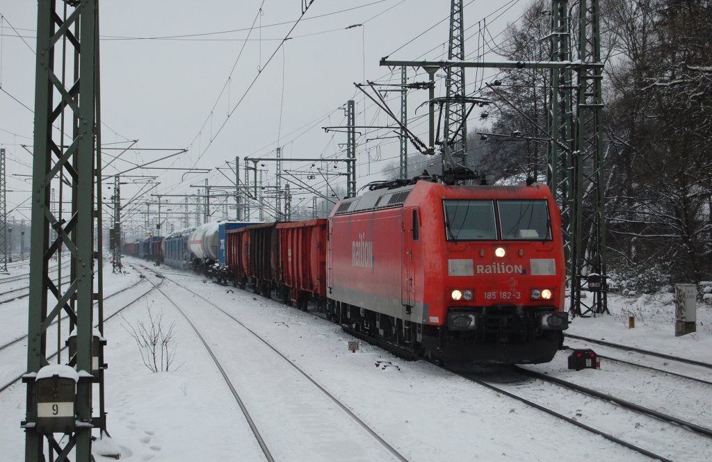 185 182-3 mit gemischten G�terzug am 29.12.2010 durch Hamburg-Harburg