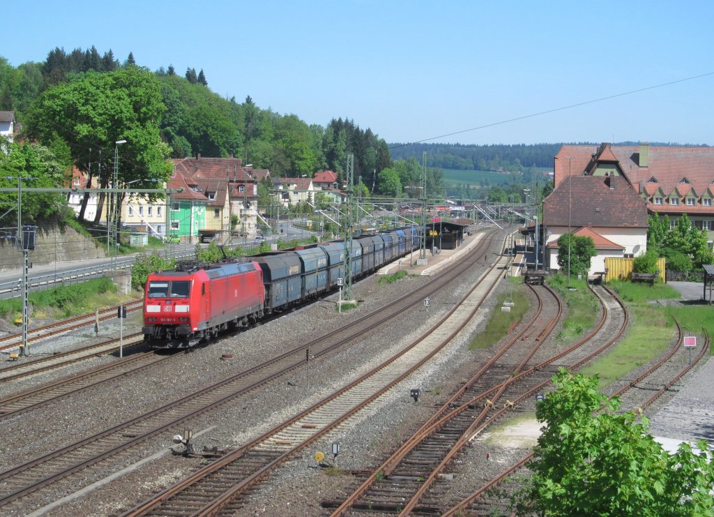 185 182-3 zieht am 20. Mai 2013 den PKP Kohlezug durch Kronach in Richtung Lichtenfels.
