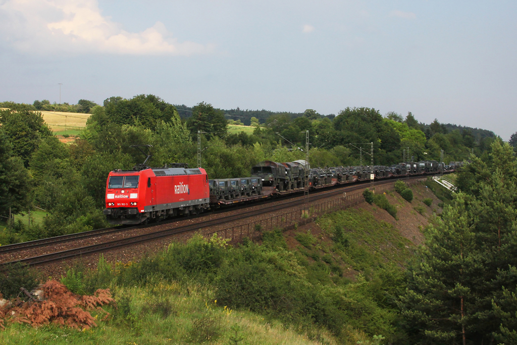185 182 mit einem Milit�rzug am 06.07.2011 bei Laaber.