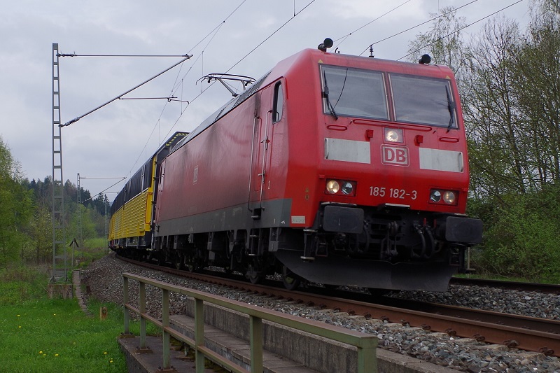 185 182 mit gemischten G�terzug und einigen ARS Altmann Autotransportwagen ist am 03.05.2013 bei Ha�lach bei Kronach unterwegs. 
