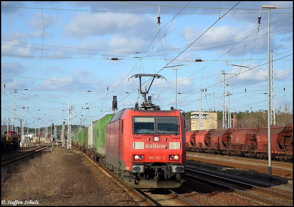 185 182 mit LKW-Walter am 24.03.2011 durch Neustrelitz
