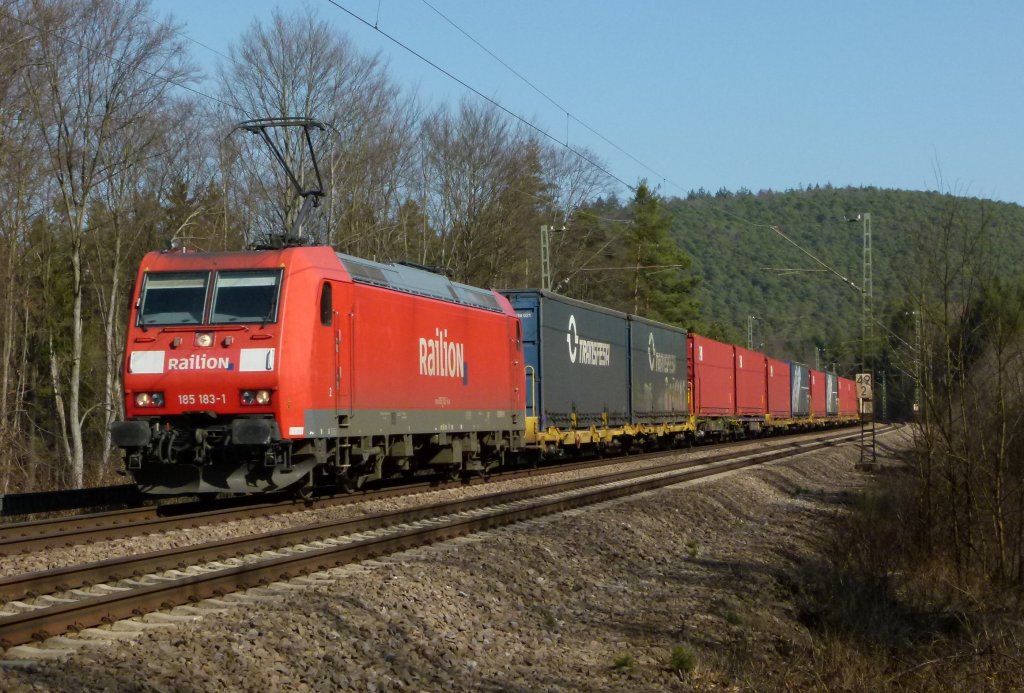 185 183-1 ist mit dem Opelzug am 20.03.2012 zwischen Hochspeyer und Kaiserslautern