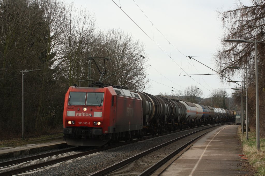 185 183-1 mit einem Flssig und Gaskesselzug in Nothberg am 13.02.2011