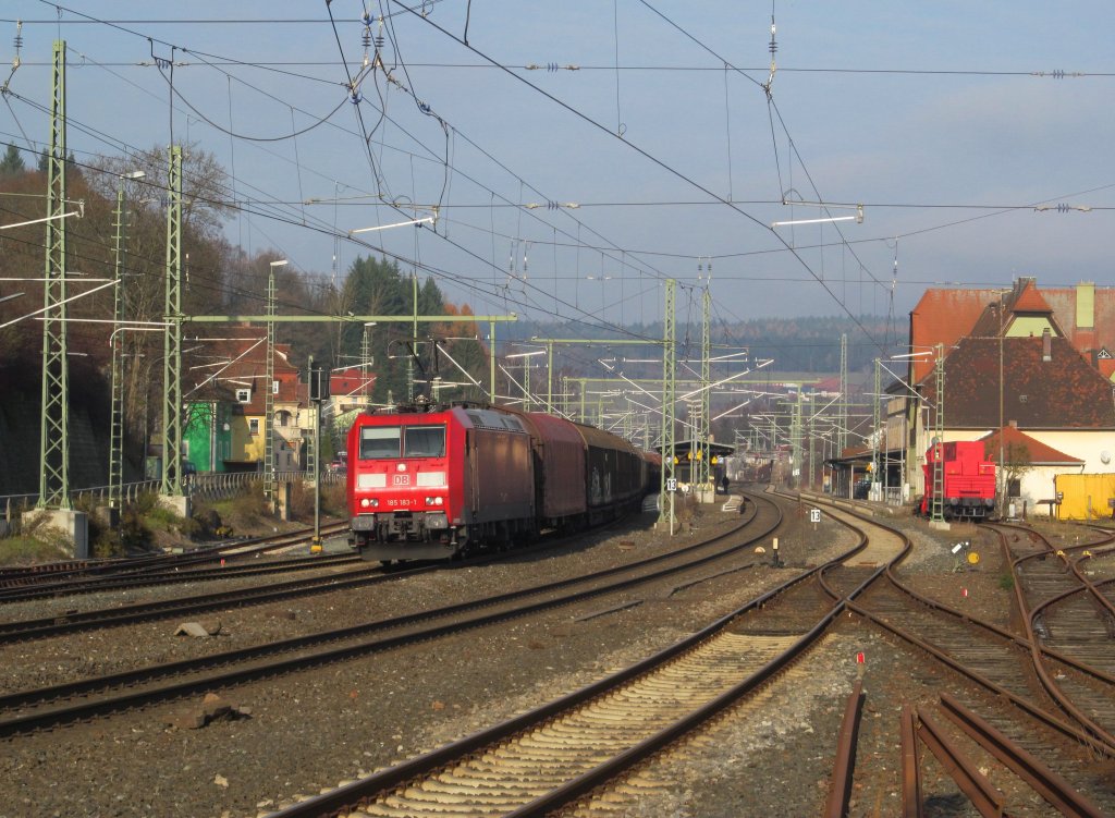 185 183-1 zieht am 24. November 2012 EZ 51713 nach N�rnberg Rbf durch Kronach.