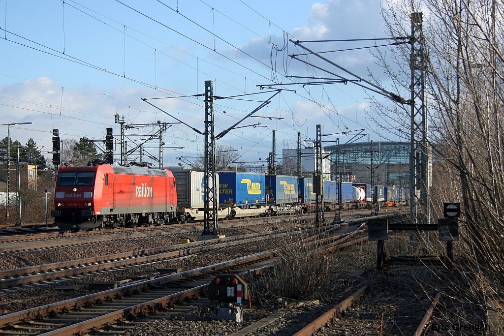 185 183 mit einem Aufliegerzug am 3.4.10 in der N�he von Hannover Messe/Laatzen.