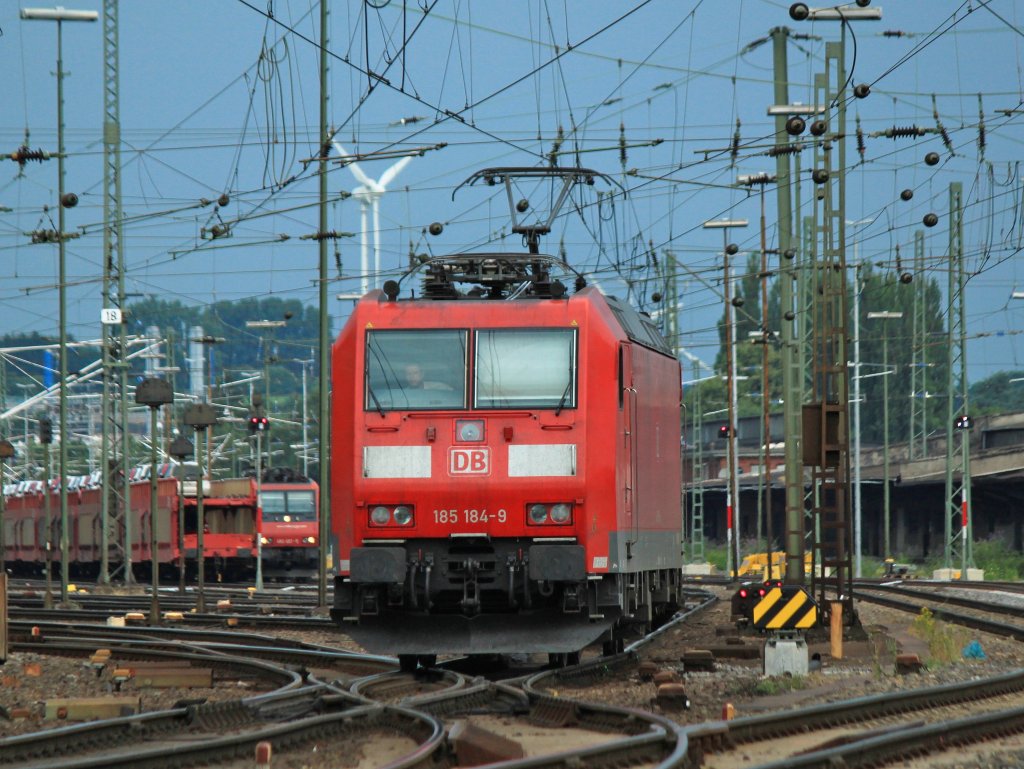 185 184-9 hat am 27.07.2013 einen Autozug fr Belgien in Aachen West abgehangen und rangiert nun zu ihrem Stellplatz.