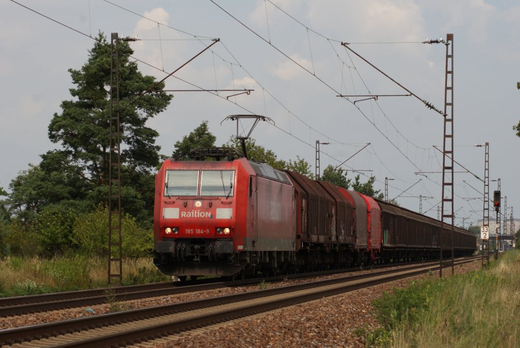 185 184-9 mit einem gemischten Gterzug in Wiesental am 04.08.2010