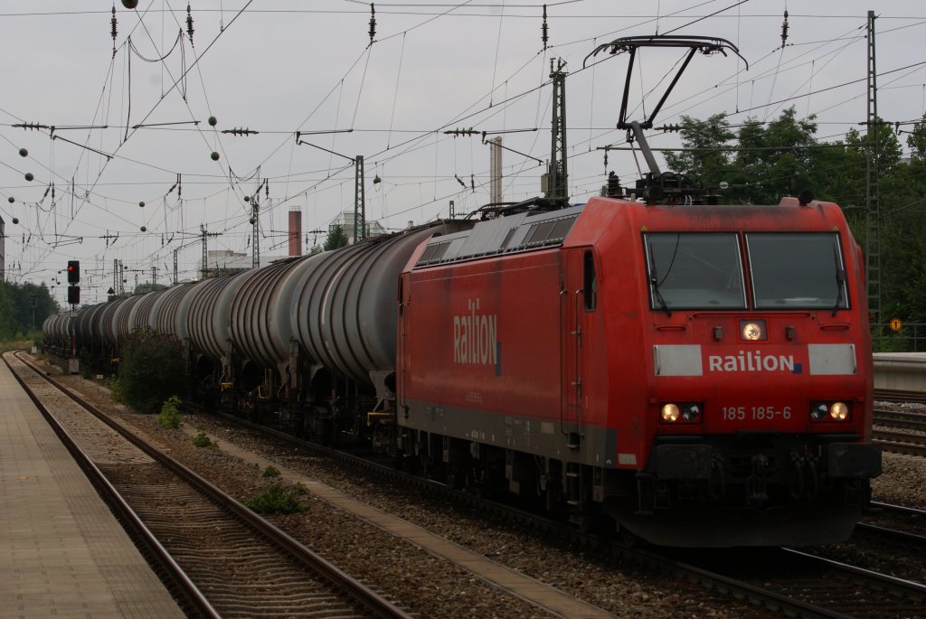 185 185-6 mit einem Kesselwagenzug in Mnchen-Heimeranplatz am 14.08.2010