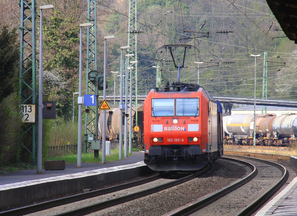 185 185-6 von Railion fhrt durch Linz am Rhein mit einem gemischten Gterzug aus Richtung Kln und fhrt in Richtung Koblenz am 3.4.2012.
